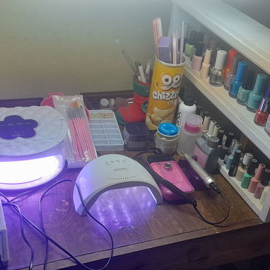 Vendo mesa de uñas tiene dos maquinas una recargable y la otra no y tiene dos lámpara de corriente nuevo vedado plaza 63 - Img 126172310