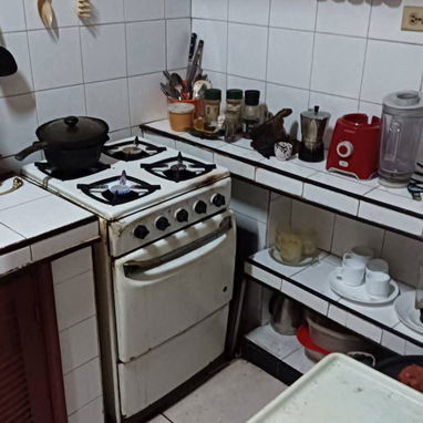 *REBAJADO A $40.000usd. En Venta apartamento (1er piso, 25 escalones) de un edificio de construcción capitalista de los - 3/10