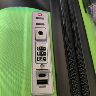 Maletas de viaje de 10 kg con candado numérico. También tiene puertos de carga y cables para cargar el celular - Img 124045458