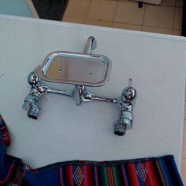 Vendo sólida mezcladora de fregadero para tuberías en la pared separadas de 17.5 a 23 cm. Llamar a Benjamin al 58269777 - 5/7