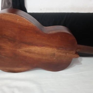 Se vende guitarra clásica es bastante antigua pero tiene mantenimiento reciente aplicado tengo mensajería - Img 122271389