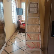 115 usd o 100 euros Escalera de tijera de aluminio con bandeja mide 2.30m cerrada y 2.18m abierta excelente calidad - Img 50281029