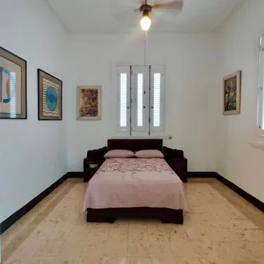 EDIFICIO CAPITALISTA CON VISTA AL MAR! Apartamento Totalmente Remodelado en el Vedado - Img 123264181