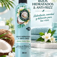 Crema de Peinar Rizos Hidratados & Anti-frizz (Herbal Essences). 300ml - Img 57699596