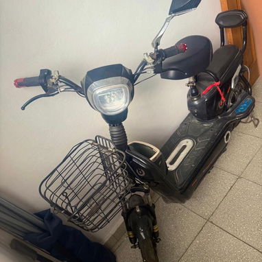 Vendo moto eléctrica 48V, 280 usd sin batería de muy poco uso, único dueño. Vedado, 53858131 - Img 119472994