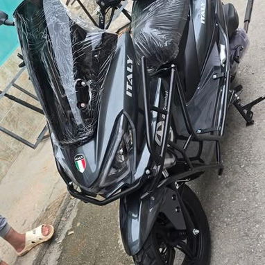 Moto Scooter Italy gris oscuro, directo a chapa, casco incluido – 2400 USD - 3/3
