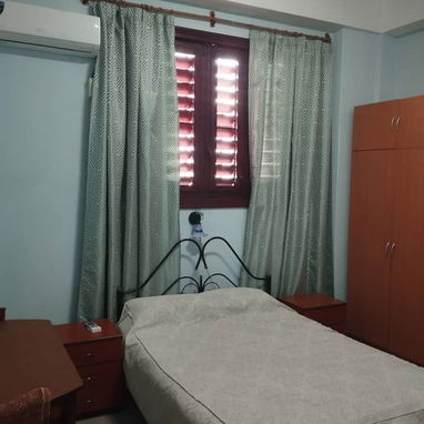 Se alquila apto de dos cuartos por meses cerca de la universidad - Img 116577528