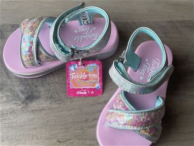 Zapatos de niña nuevos, con luces, marca Skechers. #7 americano. Zapatos de niña de 1 a 2 años. - Img main-image