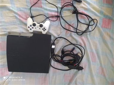 PS3 pirateado de 320 GB con un mando y cables - Img main-image