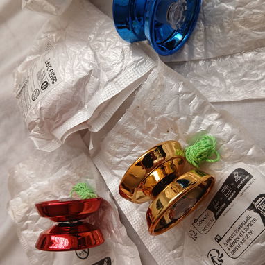 Lápices de colores, vasos plásticos con asa y yoyos - Img 124679380