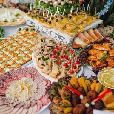 Mesa buffet con piscina incluida de 贸ptima calidad y condiciones, no menos de 10 personas - Img 119513297