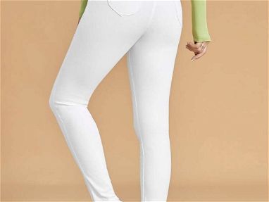 Jeans de mujer blancos y negros , Monos deportivos de tela comoda , Jeans mujer y de hombre negros , blancos , skinny - Img 39744626