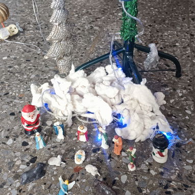 SE VENDE ÁRBOL DE NAVIDAD CON SUS ADORNOS Y LUCES  MEDIDAS: 1.50 mts.   140 USD. - Img 108714966