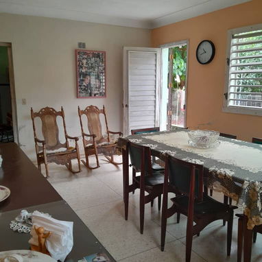 En el Mónaco!! Con ubicación excepcional para negocio!!! Chalet década del 50 con enorme patio y garaje!!!! - Img 117764434
