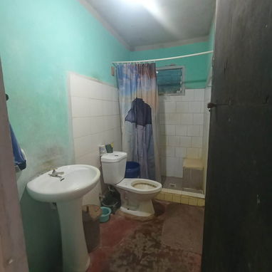Se Vende casa Amplia con Pozo propio En Holguin en 6500 - 8/10