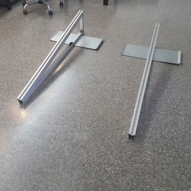 Base de 2 triángulos de aluminio para paneles solares con bandeja para contrapesos + presillas de sujeción y tierra - 2/3