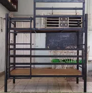 Vendo una litera de hierro pintada de negro para niños y/o adolescentes - Img 49874081