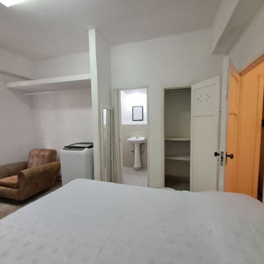 Rento en Vedado de forma lineal Apartamento de 1 cuarto en 17 y 18 2⁰ piso Amueblado y equipado - Img 120571827