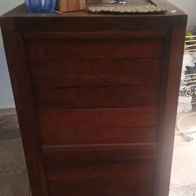 Mostrador exhibidor de madera con cristal y rueditas - 2/3