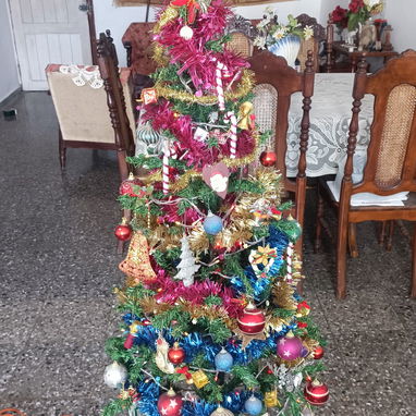 SE VENDE ÁRBOL DE NAVIDAD CON SUS ADORNOS Y LUCES  MEDIDAS: 1.50 mts.   140 USD. - Img 108714884