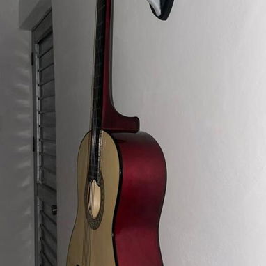 Guitarra con soporte de madera - Img 124445354
