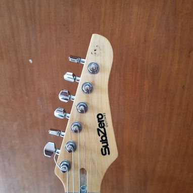 Guitarra eléctrica marca SubZero NUEVA a estrenar por usted.  Viene con: -Estuche -Correa -Juego de cuerdas de repuesto - 3/6