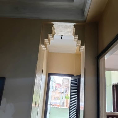 Apartamento en buen estado constructivo en el segundo piso de un edificio capitalista de 4 pisos en el Vedado - 5/10