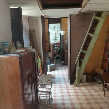 Vendo Casa Colonial (1940) de 2 Dormitorios con posibilidad de hacer 2 más. Frente a Calle y cubierta ligera. El Cerro. - 7/10