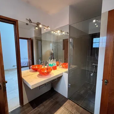Casa Independiente en el vedado a una cuadra de paseo. - Img 125048968