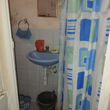 NO GESTORES. APTO de 1 uarto,comedor cocina,baño,patio,agua por gravedad y motor, placa libre, 2 tanques,cerca de Ave 31 - Img 122750431