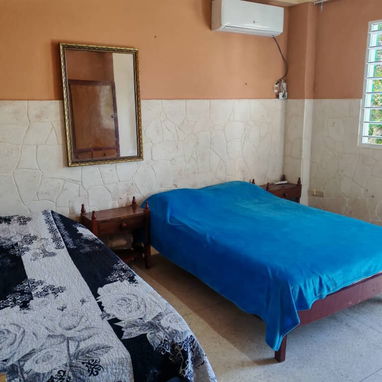 Se renta casa en Guanabo a partir de 2 habitaciones, todas climatizadas y espacio para varios autos. - Img 120956762