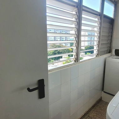 ¡Apartamento listo para vivir, en zona privilegiada y estable! ⚡📶 Se vende o renta en e - Img 114428149