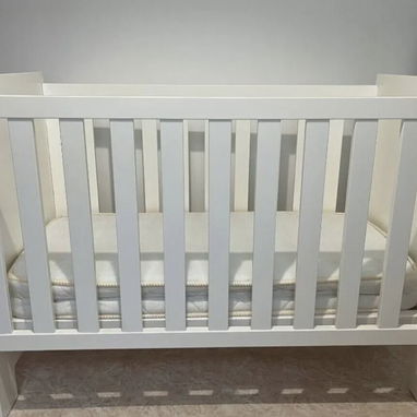 Cuna blanca importada  con colchones, protector y sábanas de regalo - 2/5