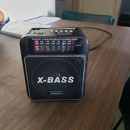 Radio FM, AM, con Bluetooth, USB,cable, linterna y 4 baterías de las grandes, de uso, pero funcionando en perfecto estad - Img 56428010