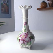 Jarrón floral de porcelana con boca escalopada - Img 53499411