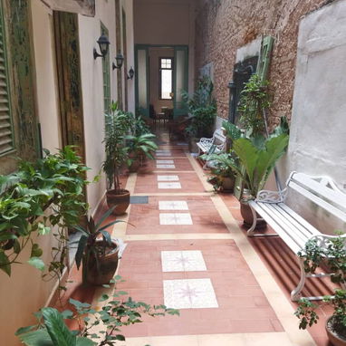 🍽️🚕🗺️ Casa Amplia de 5 Cuartos en el Corazón de La Habana Vieja REF 1305 - Img 94193985