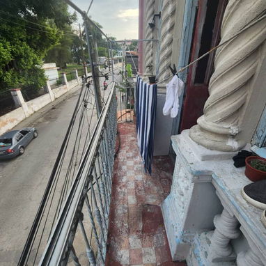 *10000 usd* Casa de propiedad en el cerro 3 cuartos naturales + otro cuarto en balbacoa para un total de 4 cuartos Sala - Img 119652185