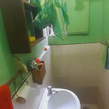 🏛*111-Apto en venta en el Vedado [ en Interior ]*  ⚠️*OJOOOO* *NUNCA SE VA LA LUZ*⚠️  😎*Consta de 2/4,sala,comedor,coc - Img 122990316