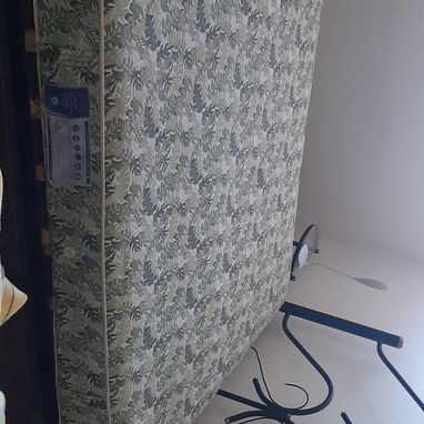 Cama de tubo con sus mesitas y colchon - 2/2