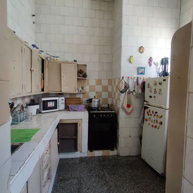 Vivienda amplia en altos, cercana a 23 y G . Vedado !!! - Img 115656050