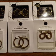 Bonitos pares de aretes chapados en oro 18, nuevos en caja. - Img 51324731
