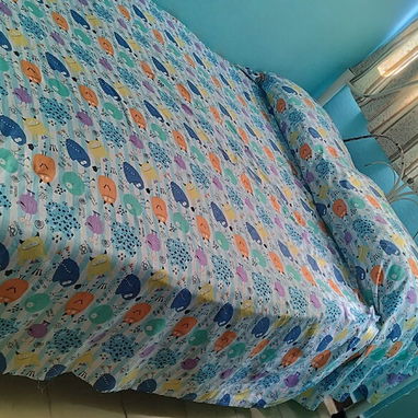 Cama con colchón y mesa de noche.... - Img 119212995