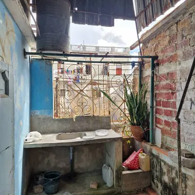 Se vende casa en Centro Hab. Dos cuartos y azotea libre! - Img 117179623
