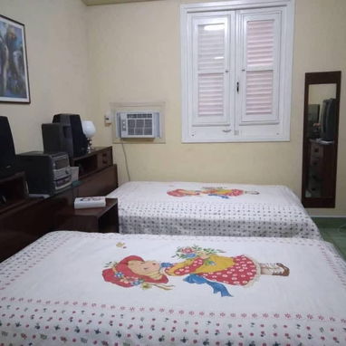 Excelente apartamento muy cerca de calzada y 12 en el vedado.  Ubicado en el primer piso de un edificio de los año' 50 . - Img 117448338