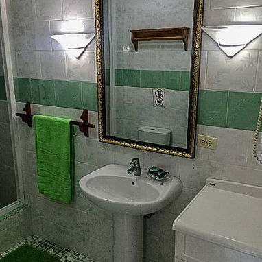 Cod.Z🌟 Lujosa Casa de Renta con Piscina en Miramar 🏊 ¡5 Habitaciones en la Exclusiva Zona de Embajadas! - Img 106275940