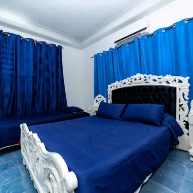 CASA  EN RENTA, A UNA CUADRA DEL MALECÓN HABANERO,  4 HABITACIONES CLIMATIZADAS,  ZONA CÉNTRICA,  +53 52463651 ,X - Img 108647095