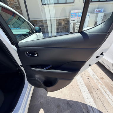 Vendo o negocio Nissan leaf eléctrico, 2022 hace 400 km por carga - Img 121580994