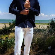 Camisa azul oscuro , pantalón blanco , camisa beige claro de lino - Img 51418211
