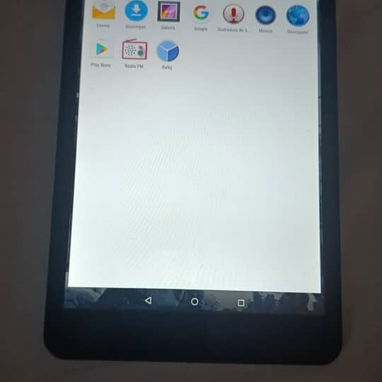 Tablet de Muy poco uso...funcionando perfectamente. Tiene su cable cargador. Además cable para conectar USB a la tablet. - 3/4