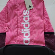Mochila Linear de la prestigiosa marca ADIDAS, ideal para escuela, trabajo, universidad.Mochila rosada. Unisex. ORIGINA - Img 56586668